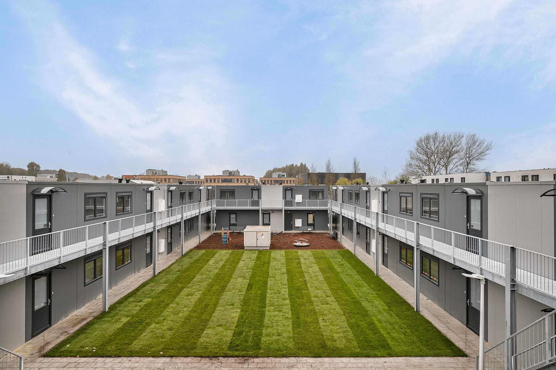 Vooraangezicht noodopvanglocatie Naarden