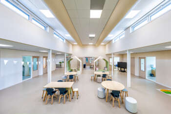 Modulair schoolgebouw met een centrale, open binnenruimte