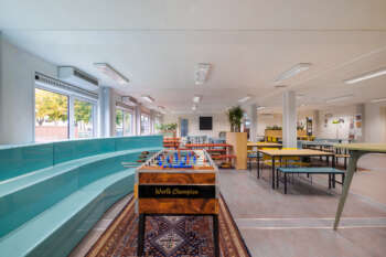 Aula voor een tijdelijke school in Panningen